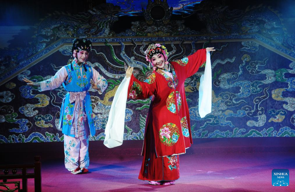 Apresentação de ópera chinesa traz intercâmbio cultural para o Vietnã Central