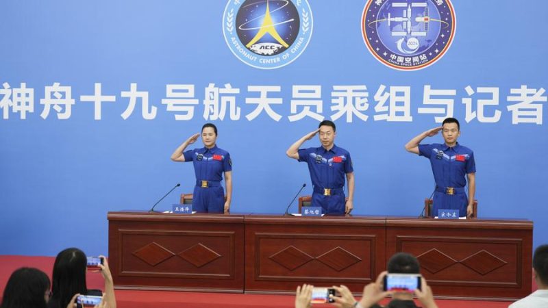  China concede medalhas aos astronautas da Shenzhou-19