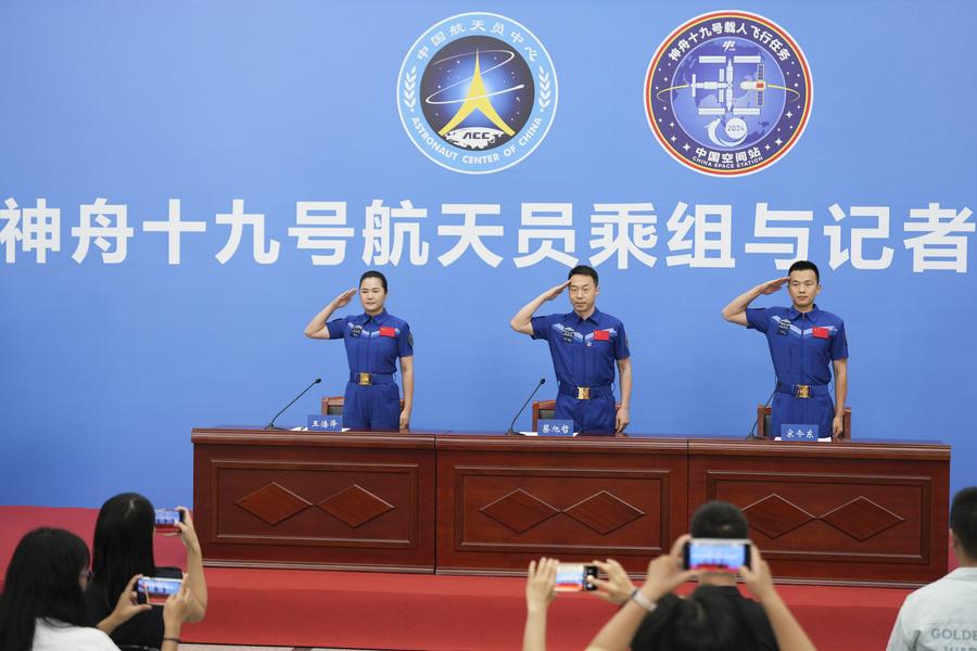  China concede medalhas aos astronautas da Shenzhou-19
