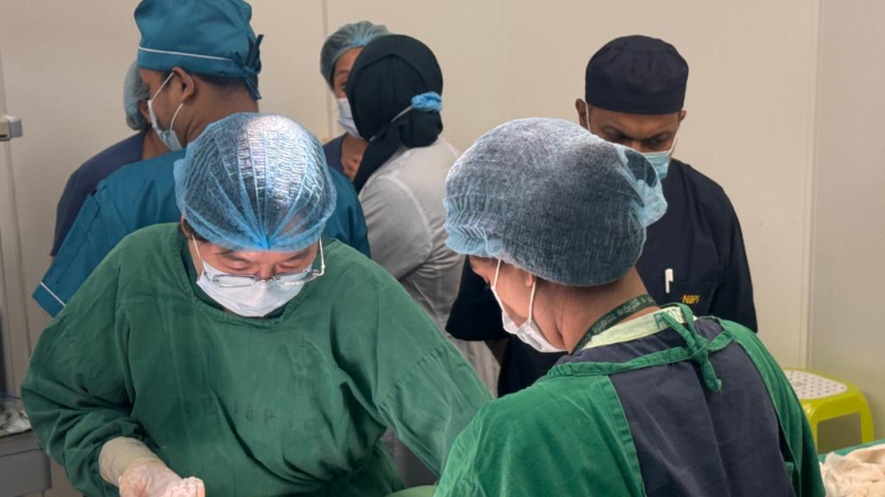 Equipe médica chinesa continua tratando feridos em acidente aéreo em Bangladesh