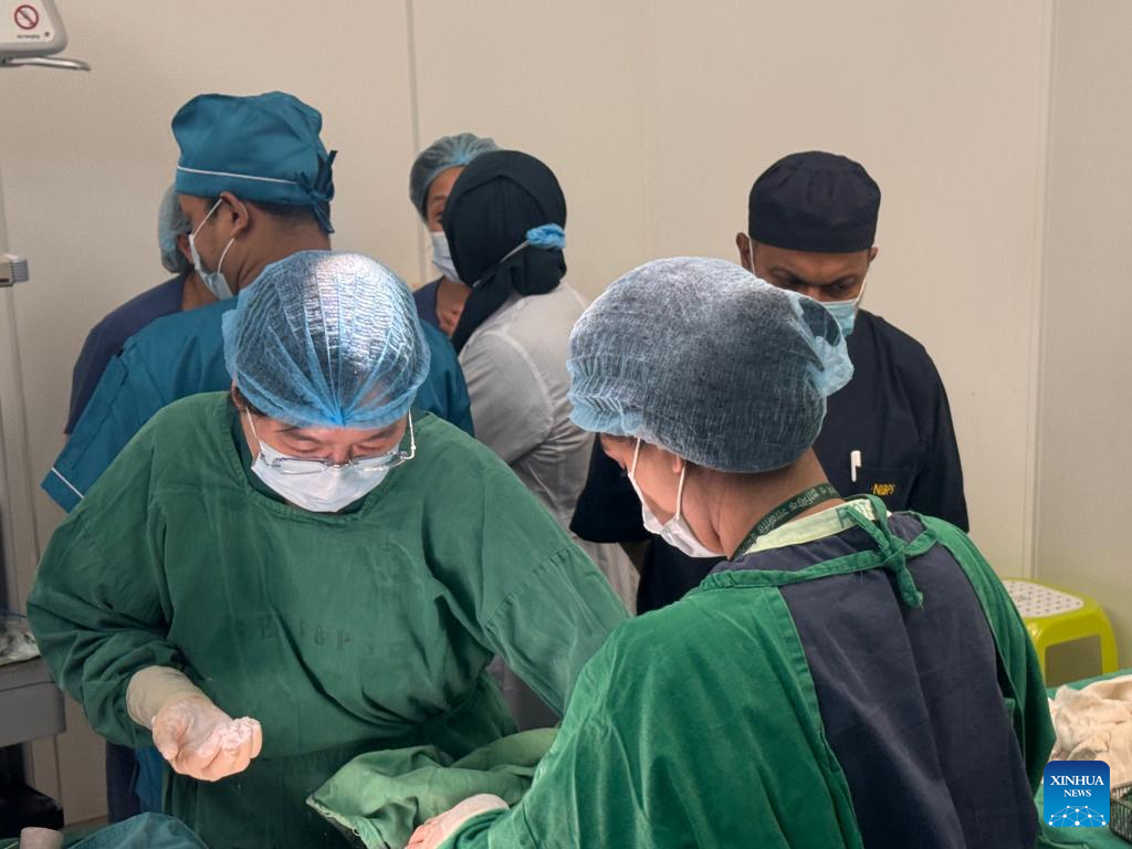 Equipe médica chinesa continua tratando feridos em acidente aéreo em Bangladesh