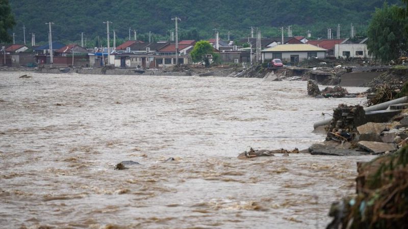 Esforços de resgate em andamento após tempestades causarem 30 mortes em Beijing