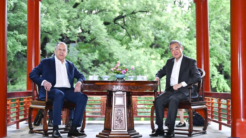 Ministro das Relações Exteriores chinês reúne-se com homólogo russo sobre cooperação da OCS