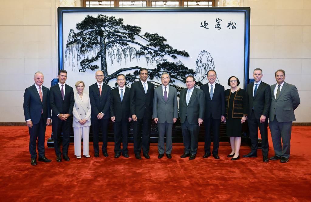 China e EUA devem respeitar interesses centrais um do outro e evitar conflitos, diz chanceler chinês