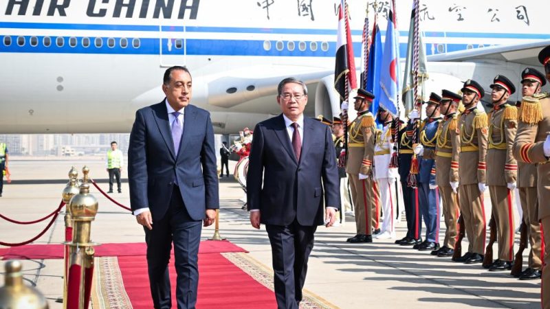 China e Egito devem aprofundar coordenação estratégica em prol de interesses comuns, diz primeiro-ministro chinês
