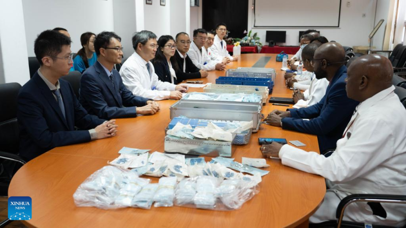 Equipe médica chinesa doa instrumentos cirúrgicos a hospital moçambicano