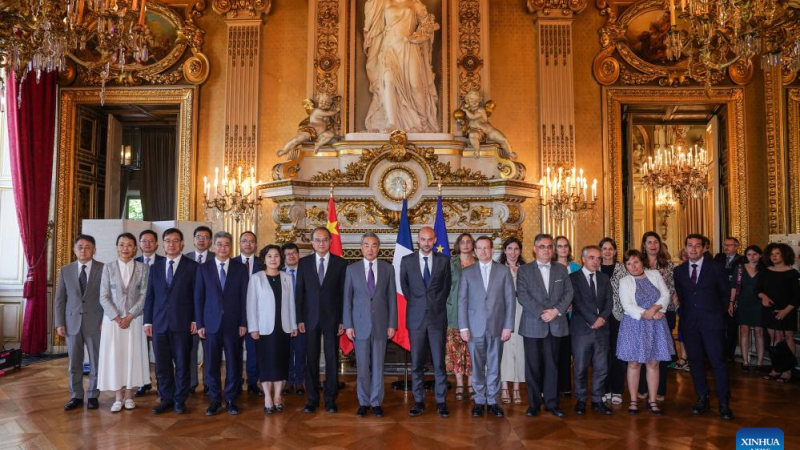 Chanceler chinês pede que China e França fortaleçam ainda mais intercâmbios entre pessoas