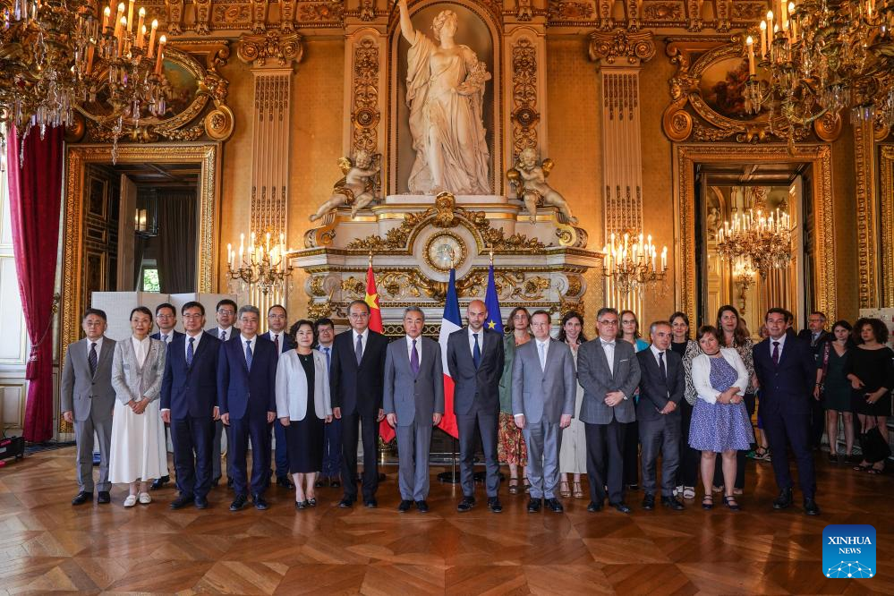 Chanceler chinês pede que China e França fortaleçam ainda mais intercâmbios entre pessoas
