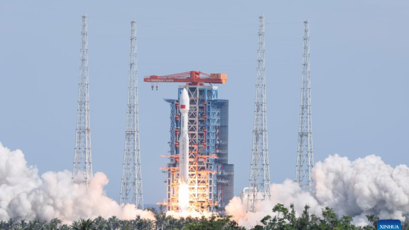 China lança grupo de satélites de órbita terrestre baixa