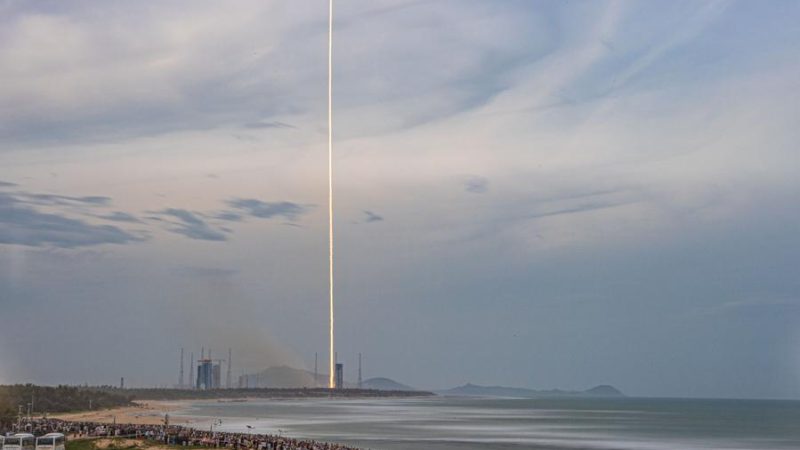 Foguete Longa Marcha-12 da China lança novos satélites de internet