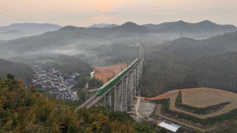 Ferrovia China-Laos movimenta mais de 14 milhões de toneladas de carga transfronteiriça