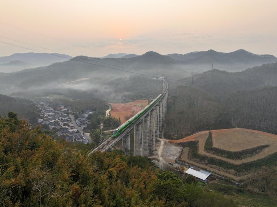 Ferrovia China-Laos movimenta mais de 14 milhões de toneladas de carga transfronteiriça