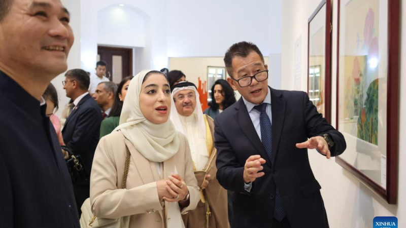 Exposição de pinturas chinesas de pinceladas finas é inaugurada no Bahrein