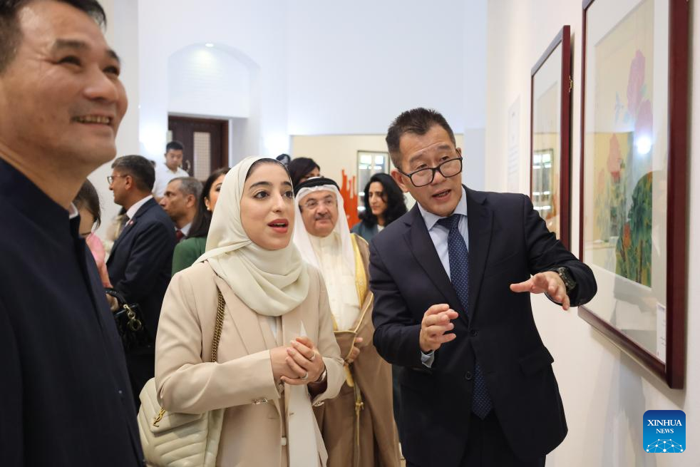 Exposição de pinturas chinesas de pinceladas finas é inaugurada no Bahrein