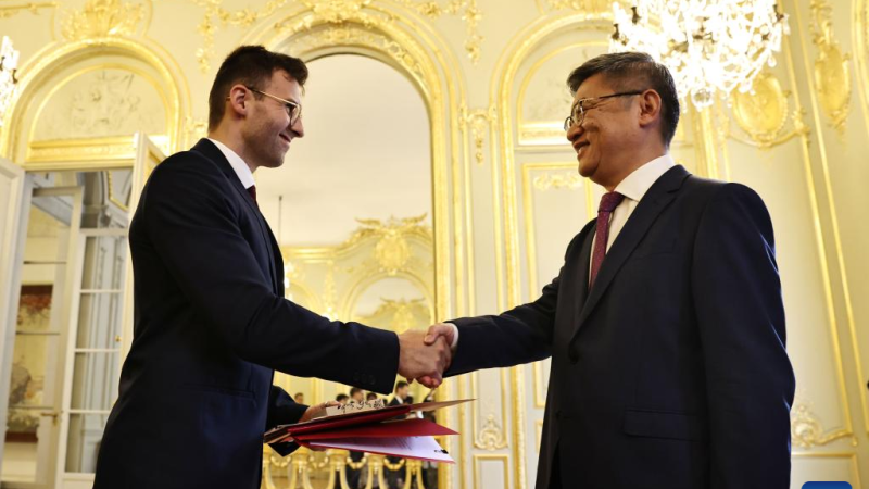 Embaixada da China na França realiza cerimônia de entrega de fotos históricas da Batalha de Songhu