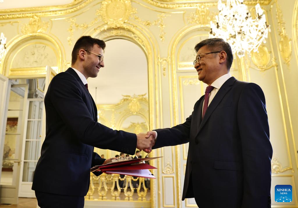 Embaixada da China na França realiza cerimônia de entrega de fotos históricas da Batalha de Songhu
