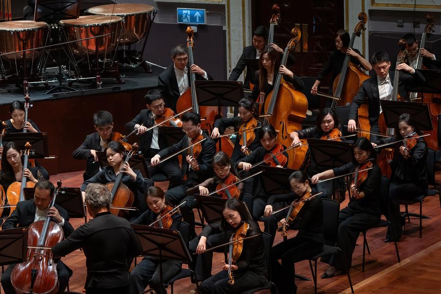 Orquestra chinesa abre turnê europeia no Reino Unido com apresentações e intercâmbio cultural