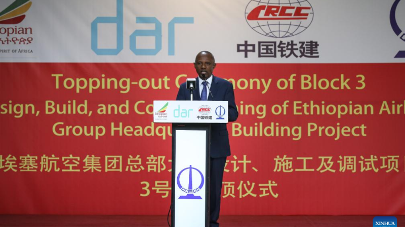 Prédio da sede da Ethiopian Airlines, construído pela China, atinge seu topo