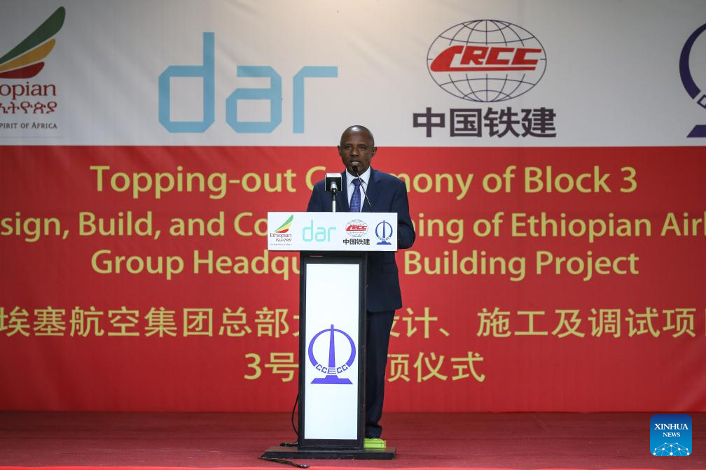 Prédio da sede da Ethiopian Airlines, construído pela China, atinge seu topo