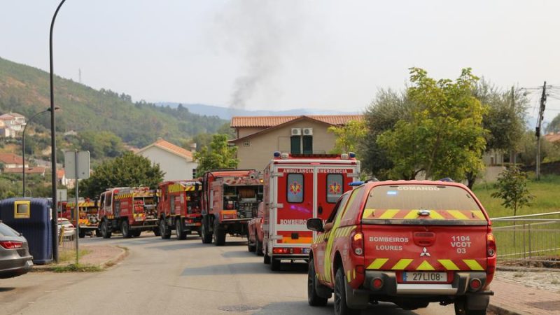Incêndios florestais em Portugal ameaçam aldeias históricas