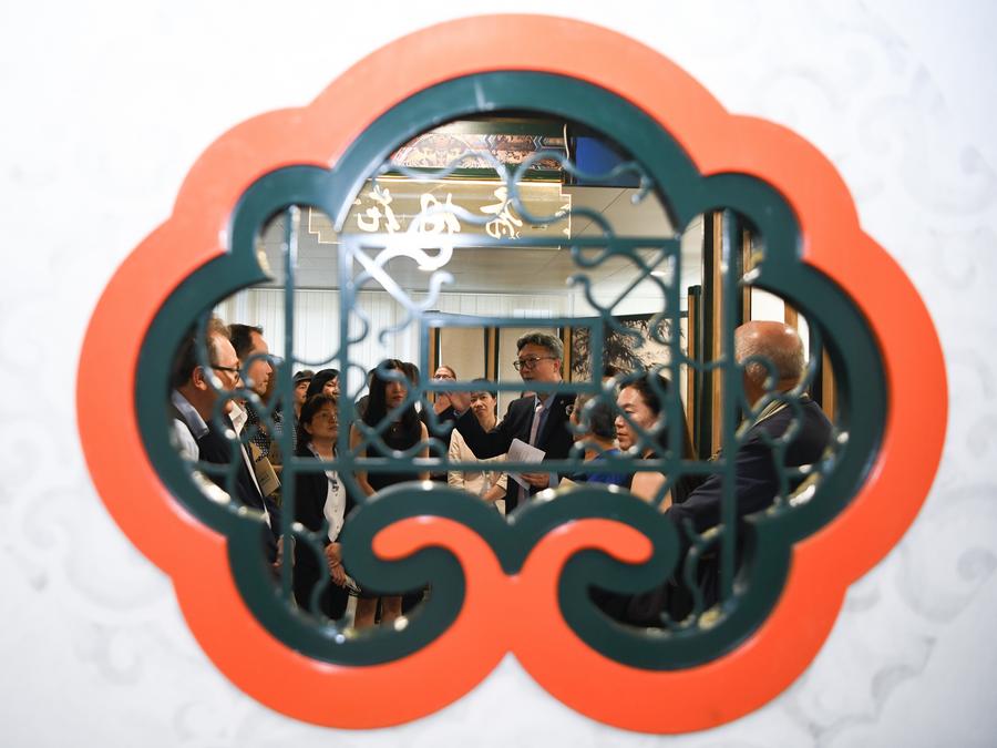 Exposição imersiva de estética da vida chinesa cativa público suíço