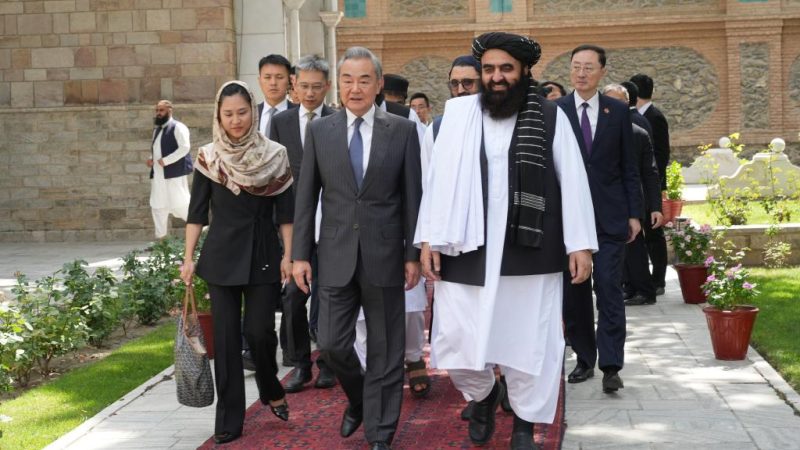 Chanceler chinês reúne-se com seu homólogo afegão para discutir relações