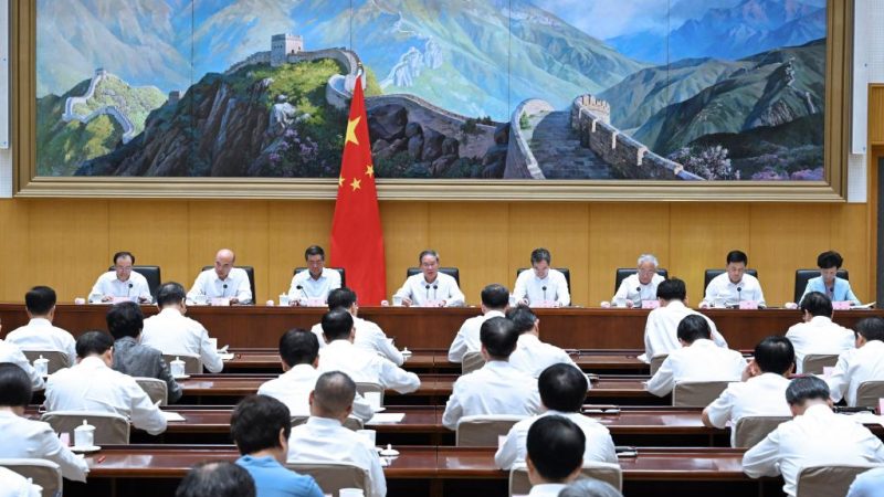 Premiê chinês pede esforços para cumprir metas anuais de desenvolvimento