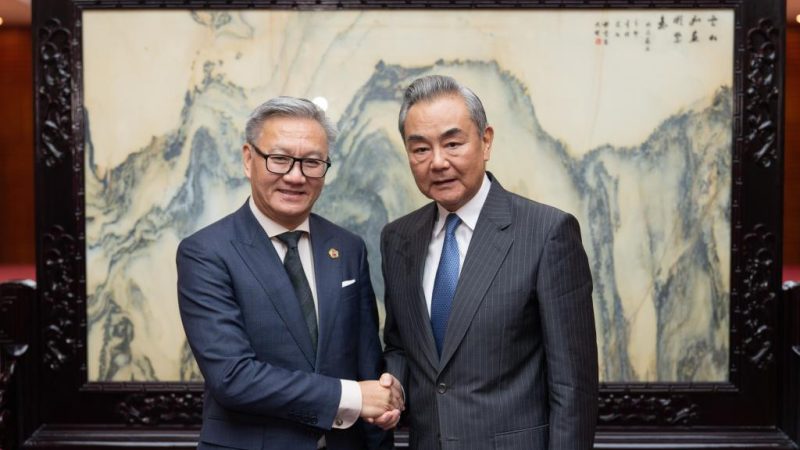 Chanceler chinês reúne-se com homólogo laociano