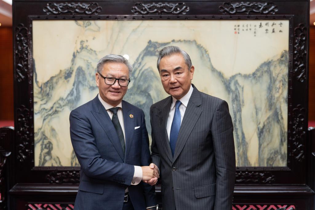 Chanceler chinês reúne-se com homólogo laociano