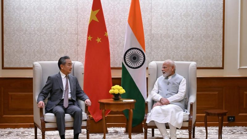Primeiro-ministro indiano reúne-se com chanceler chinês sobre relações