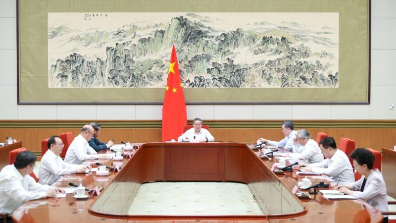 Primeiro-ministro chinês pede desenvolvimento de alta qualidade do comércio de serviços