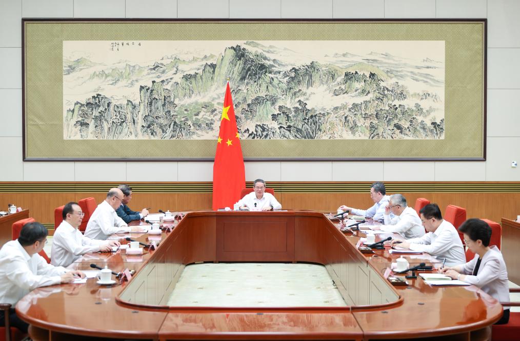 Primeiro-ministro chinês pede desenvolvimento de alta qualidade do comércio de serviços