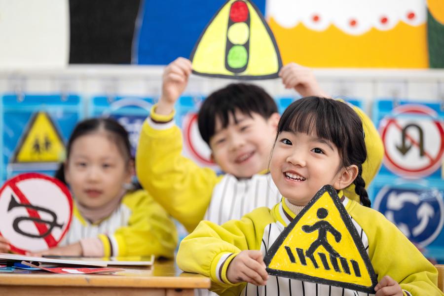 China cria sistema de subsídios para cuidados infantis a fim de impulsionar crescimento populacional