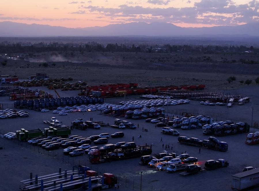 “Barqueiros” de Horgos acompanham jornada de veículos chineses rumo ao oeste