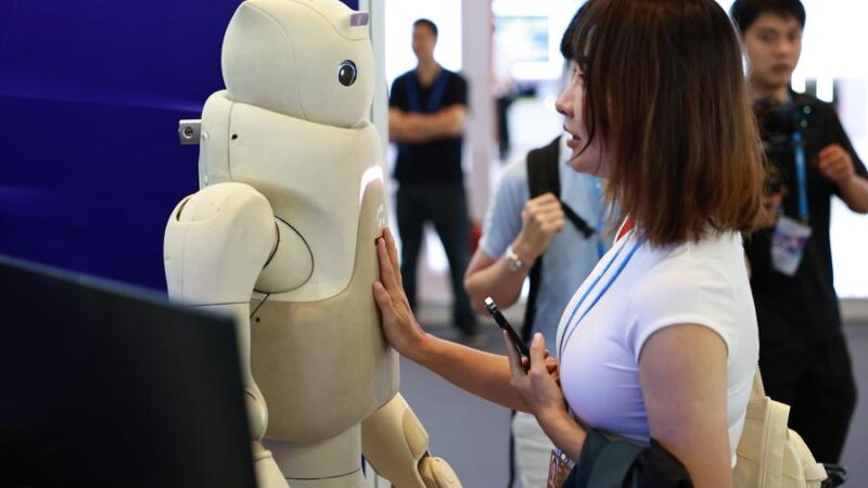 China lidera mercado global de robôs industriais com instalações recordes, diz IFR