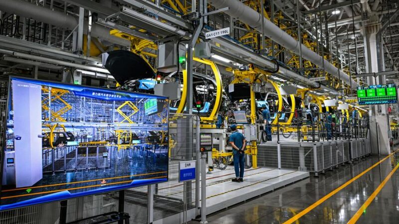 Observatório Econômico: Lucros industriais da China voltam a crescer nos primeiros oito meses