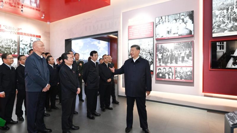 Xi visita exposição que marca 70º aniversário de fundação da Região Autônoma Uigur de Xinjiang