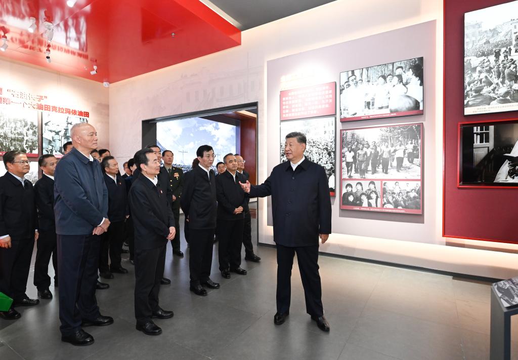 Xi visita exposição que marca 70º aniversário de fundação da Região Autônoma Uigur de Xinjiang