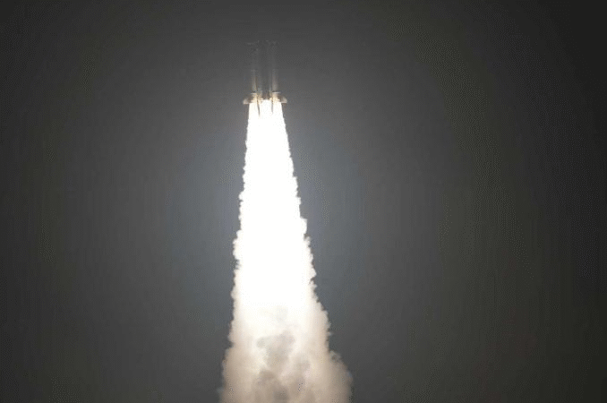 China lança grupo de satélites de órbita terrestre baixa