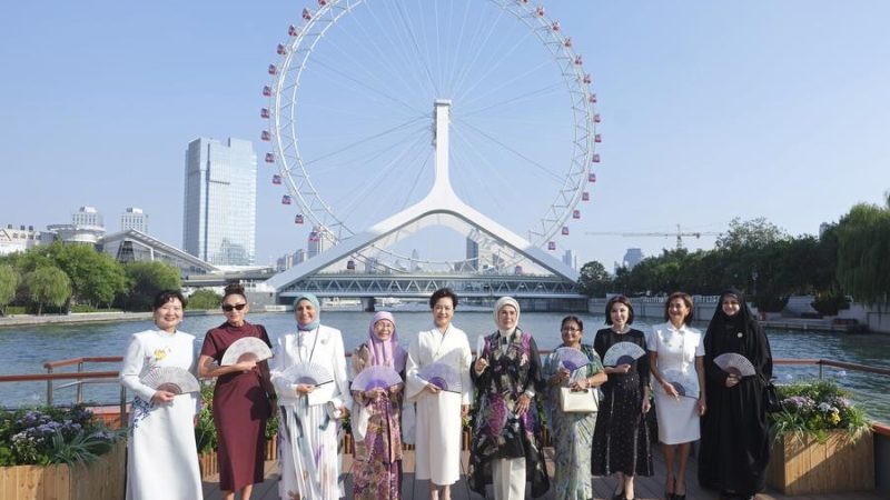 Peng Liyuan e cônjuges de líderes estrangeiros participantes da cúpula da OCS realizam passeio em Tianjin 