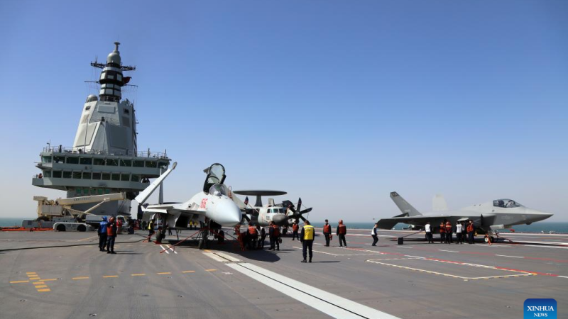 Três tipos de aeronaves completam decolagens assistidas por catapulta eletromagnética e pousos em porta-aviões chineses Fujian