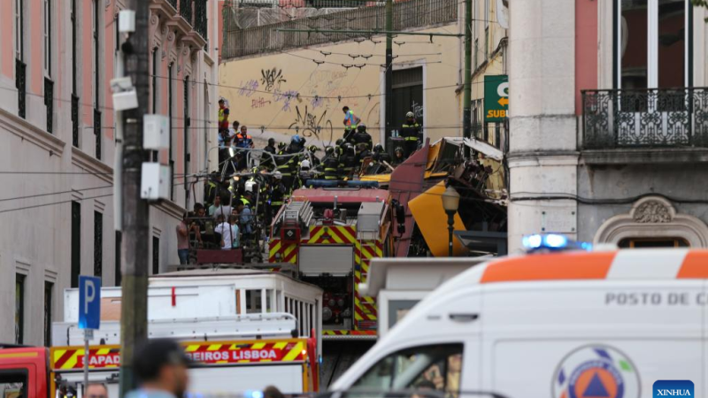 Elevador da Glória, de Lisboa, descarrilha e deixa 15 mortos e 18 feridos
