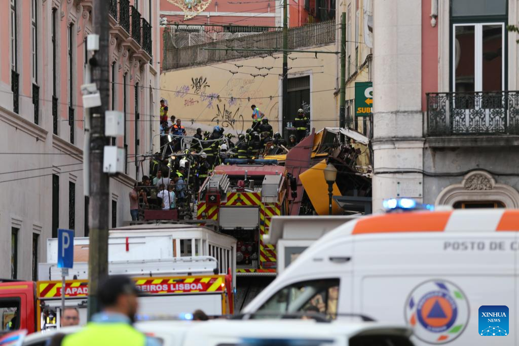 Elevador da Glória, de Lisboa, descarrilha e deixa 15 mortos e 18 feridos