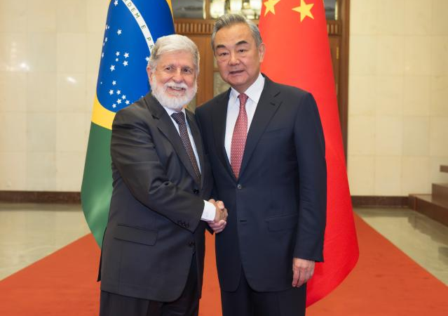 Principal diplomata chinês se reúne com assessor-chefe do presidente brasileiro
