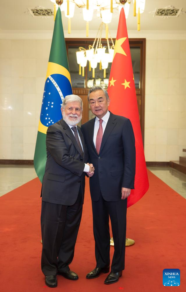 Principal diplomata chinês se reúne com assessor-chefe do presidente brasileiro