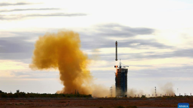 China lança com sucesso satélite de teste para tecnologia de internet via satélite