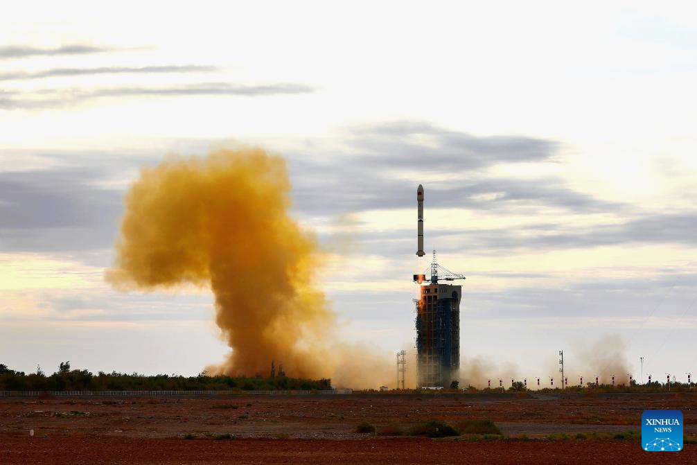 China lança com sucesso satélite de teste para tecnologia de internet via satélite