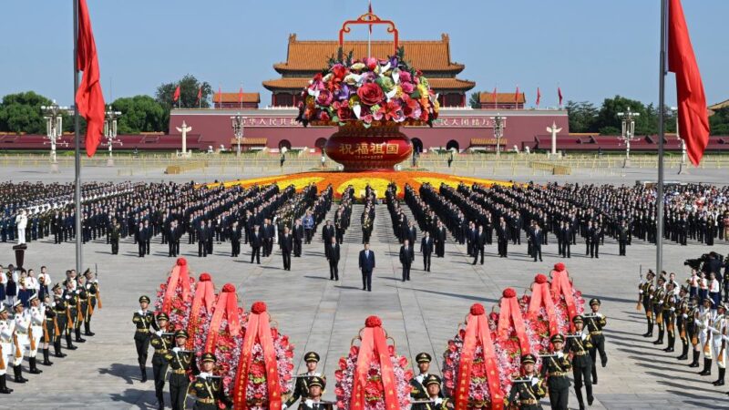 Xi presta homenagem a heróis nacionais no Dia dos Mártires