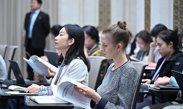 China registra progresso contínuo do “poder feminino” na força de trabalho