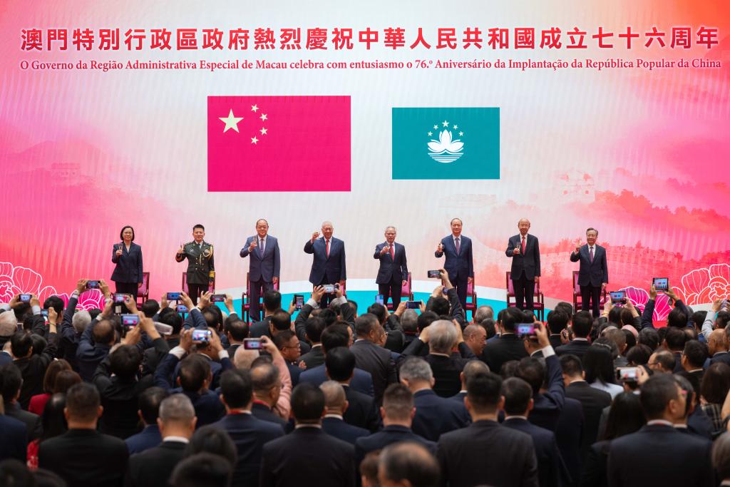 RAEM celebra Dia Nacional com hasteamento de bandeira e recepção